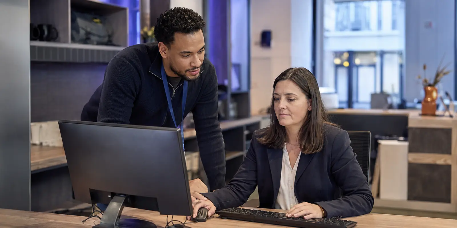 Technicien IT accompagnant une utilisatrice dans son environnement de travail